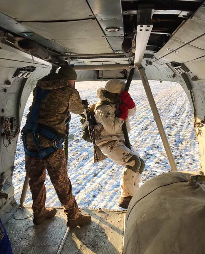 На Донеччині підрозділи ДШВ відпрацювали десантування за допомого спеціального обладнання
