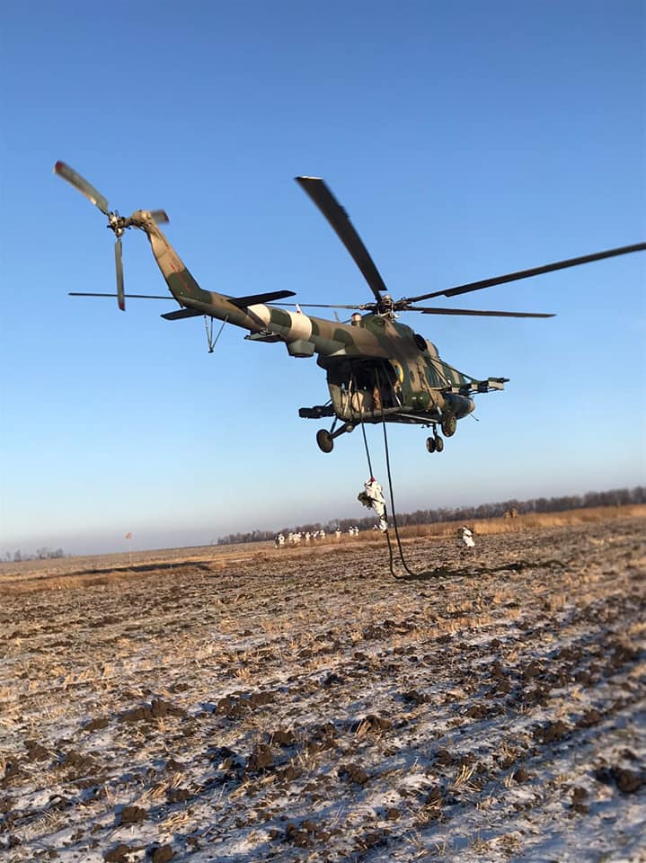 На Донеччині підрозділи ДШВ відпрацювали десантування за допомого спеціального обладнання