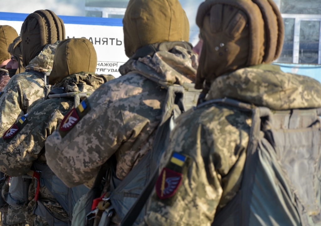 Строковики-десантники проходять підготовку для здійснення першого стрибка з парашутом