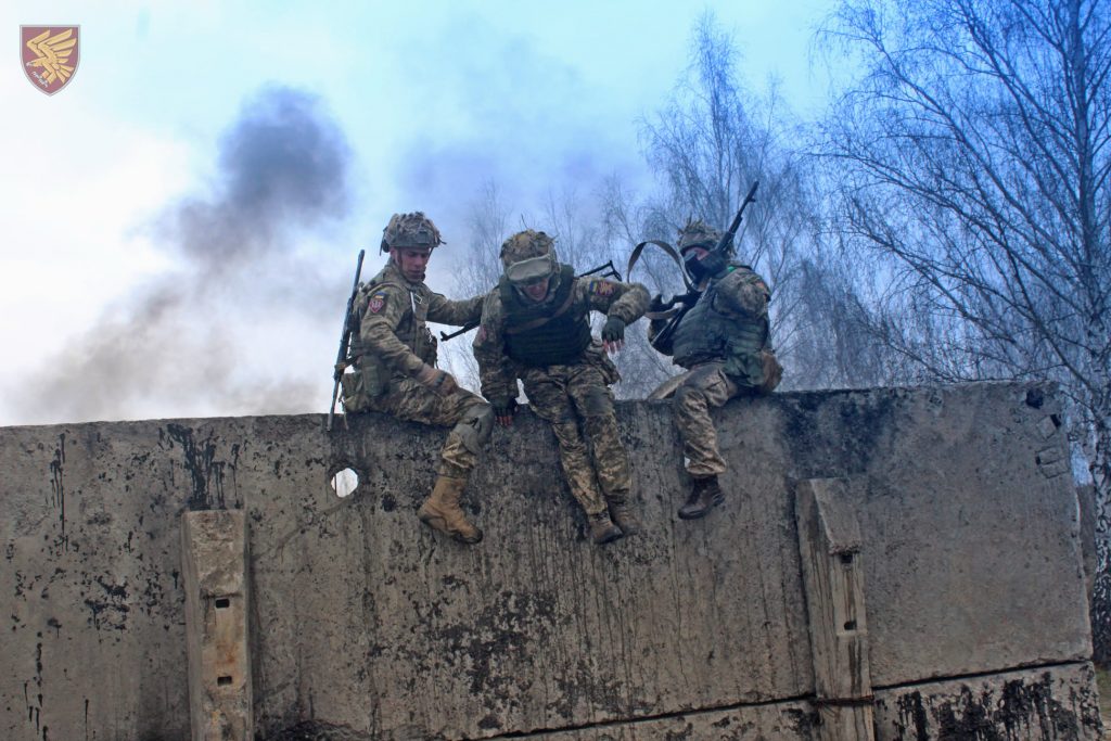 СЕРЖАНТИ ВІДТОЧУЮТЬ МАЙСТЕРНІСТЬ У ВІЙСЬКОВІЙ СПРАВІ (Фоторепортаж)