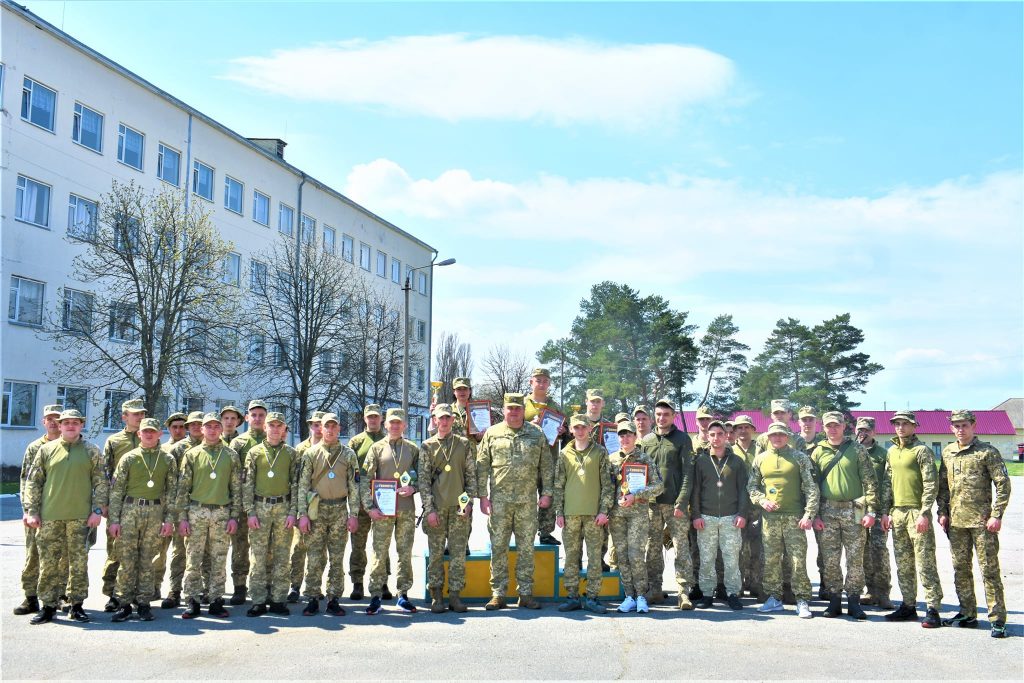 Дніпровські десантники визначили переможця з воєнізованого кросу на 3 кілометри зі стрільбою та метанням гранати
