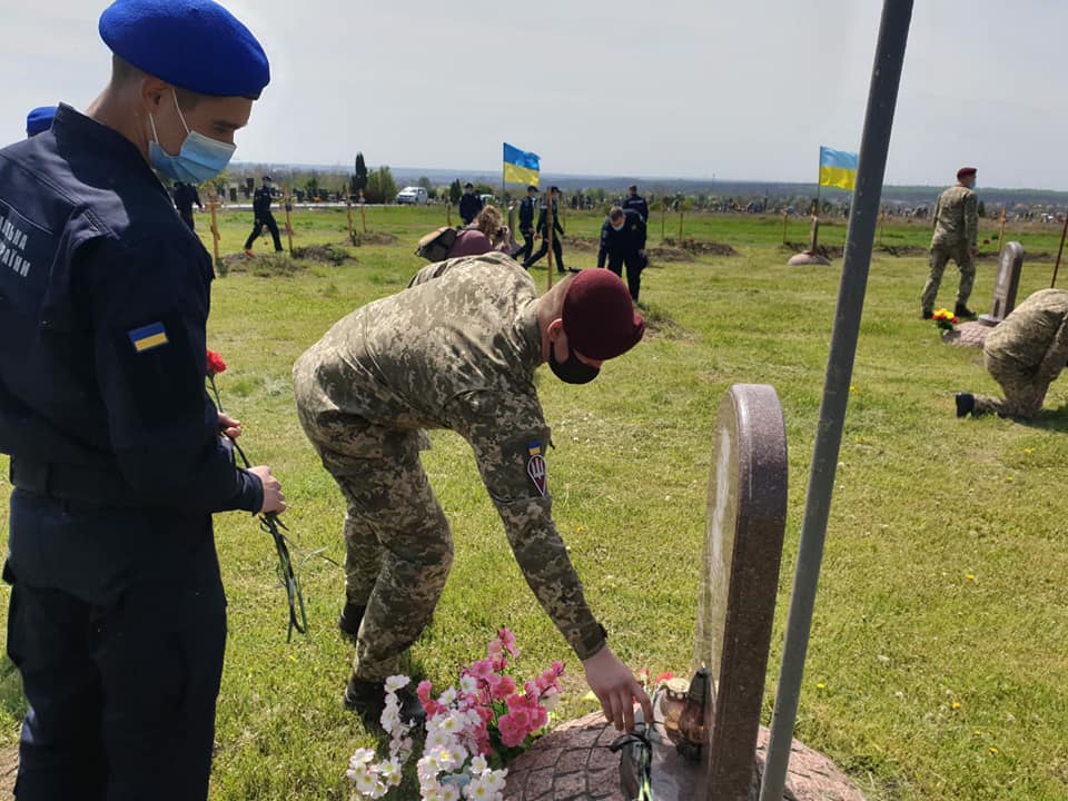 ДНІПРОВСЬКІ ДЕСАНТНИКИ ВШАНУВАЛИ ПАМ'ЯТЬ ЗАГИБЛИХ ЗАХИСНИКІВ УКРАЇНИ (Фоторепортаж)