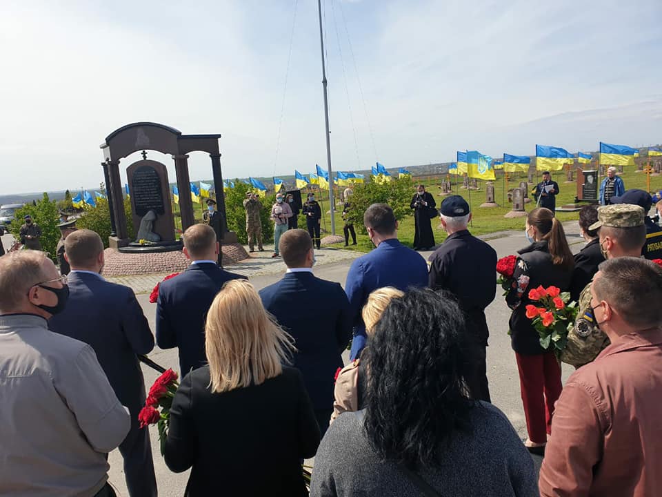 ДНІПРОВСЬКІ ДЕСАНТНИКИ ВШАНУВАЛИ ПАМ'ЯТЬ ЗАГИБЛИХ ЗАХИСНИКІВ УКРАЇНИ (Фоторепортаж)
