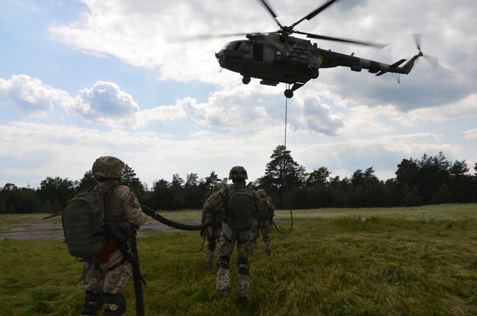 ВОЇНИ-ДЕСАНТНИКИ ВІДПРАЦЬОВУЮТЬ ЕВАКУАЦІЮ ПІДРОЗДІЛІВ ЗА ДОПОМОГОЮ СПЕЦІАЛЬНОГО ОБЛАДНАННЯ “КАНАТ-1”