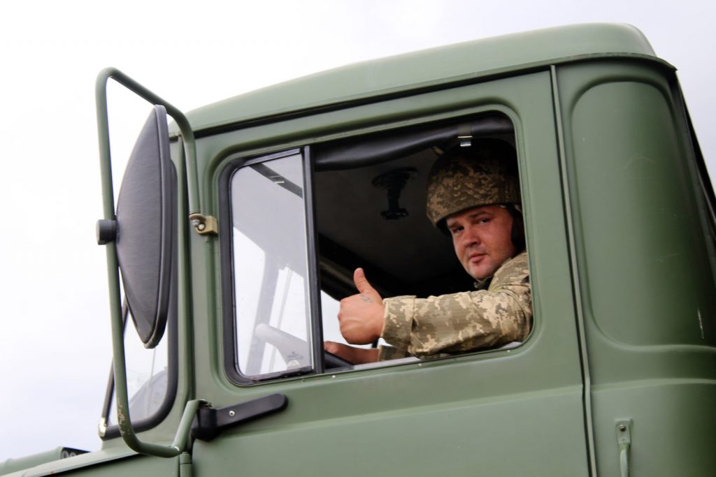 ВОДІЇ-ДЕСАНТНИКИ ВІДПРАЦЮВАЛИ ПРАКТИЧНІ ВПРАВИ З ВОДІННЯ АВТОМОБІЛЬНОЇ ТЕХНІКИ В УМОВАХ СКЛАДНОЇ МІСЦЕВОСТІ