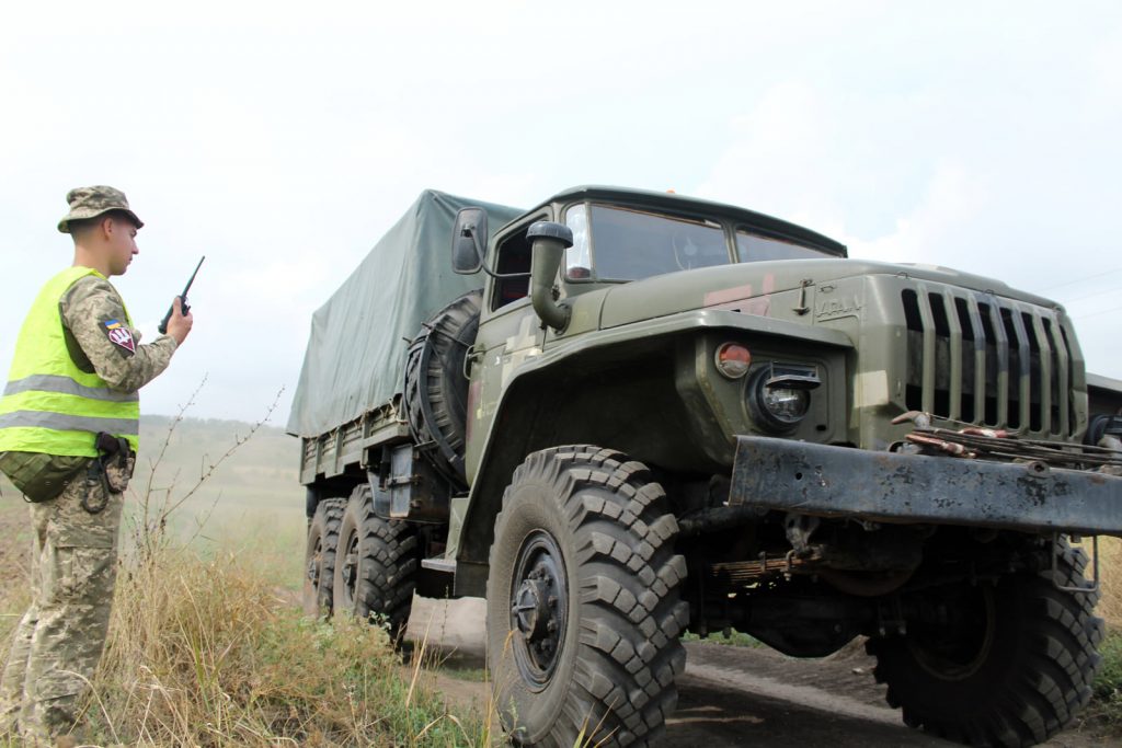 ВОДІЇ-ДЕСАНТНИКИ ВІДПРАЦЮВАЛИ ПРАКТИЧНІ ВПРАВИ З ВОДІННЯ АВТОМОБІЛЬНОЇ ТЕХНІКИ В УМОВАХ СКЛАДНОЇ МІСЦЕВОСТІ
