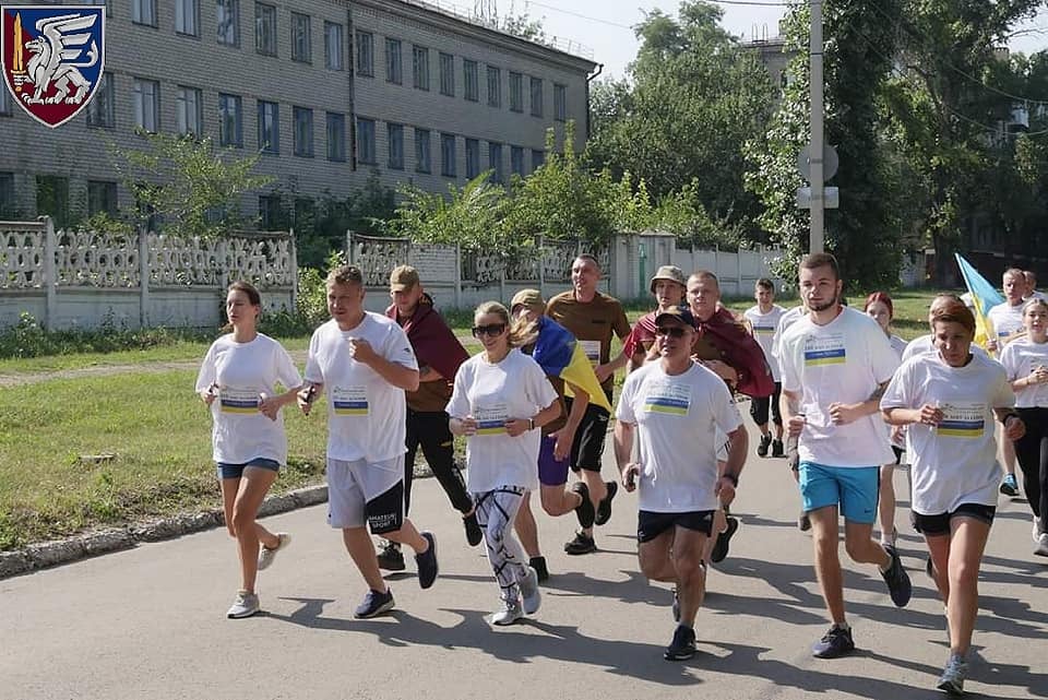 “ШАНУЮ ВОЇНІВ, БІЖУ ЗА ГЕРОЇВ УКРАЇНИ”