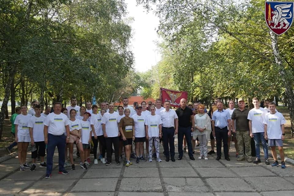“ШАНУЮ ВОЇНІВ, БІЖУ ЗА ГЕРОЇВ УКРАЇНИ”