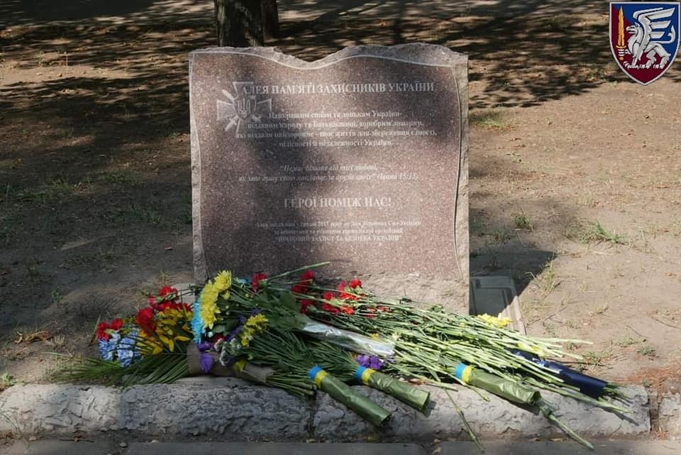 “ШАНУЮ ВОЇНІВ, БІЖУ ЗА ГЕРОЇВ УКРАЇНИ”