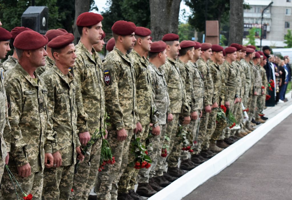 ВОЇНИ-ДЕСАНТНИКИ ВШАНОВУЮТЬ ПАМ'ЯТЬ ЗАГИБЛИХ ЗАХИСНИКІВ УКРАЇНИ