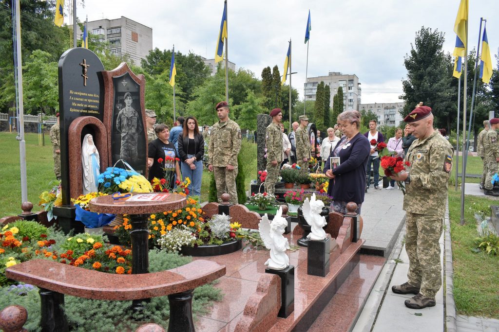 ВОЇНИ-ДЕСАНТНИКИ ВШАНОВУЮТЬ ПАМ'ЯТЬ ЗАГИБЛИХ ЗАХИСНИКІВ УКРАЇНИ