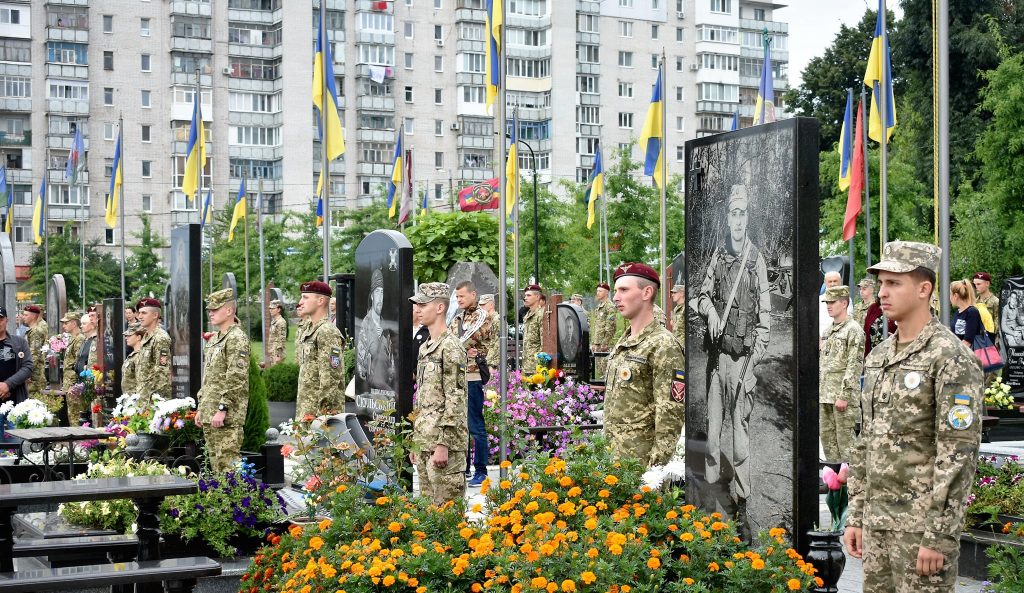 ВОЇНИ-ДЕСАНТНИКИ ВШАНОВУЮТЬ ПАМ'ЯТЬ ЗАГИБЛИХ ЗАХИСНИКІВ УКРАЇНИ