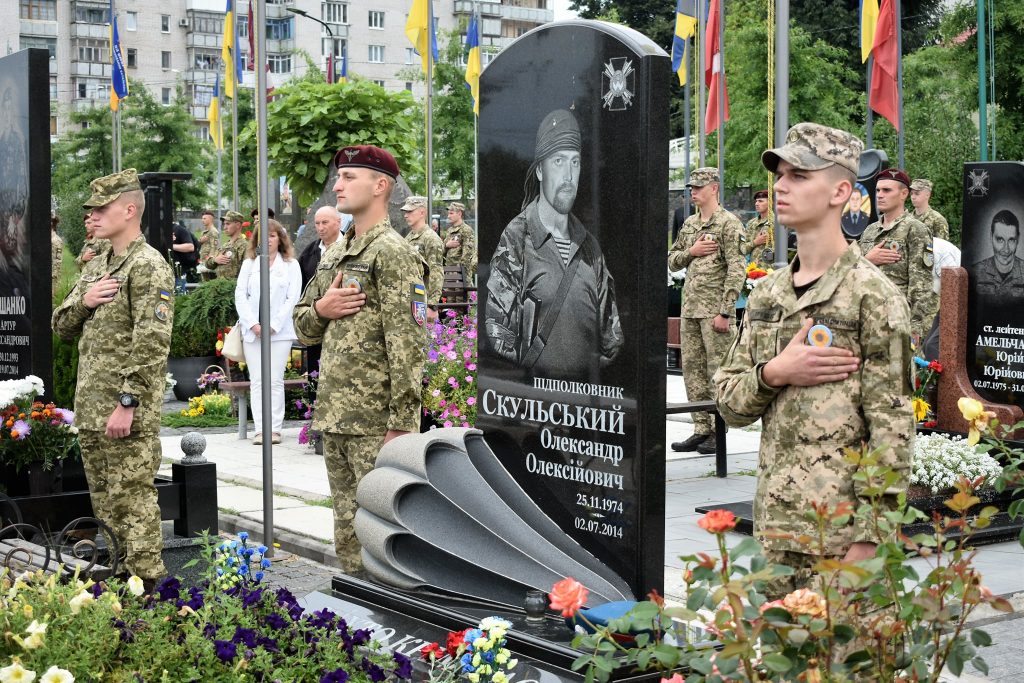 ВОЇНИ-ДЕСАНТНИКИ ВШАНОВУЮТЬ ПАМ'ЯТЬ ЗАГИБЛИХ ЗАХИСНИКІВ УКРАЇНИ