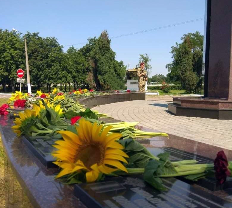 МИКОЛАЇВСЬКІ ДЕСАНТНИКИ ВШАНУВАЛИ ПАМ'ЯТЬ ПОЛЕГЛИХ ВОЇНІВ