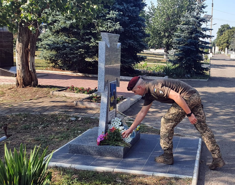 МИКОЛАЇВСЬКІ ДЕСАНТНИКИ ВШАНУВАЛИ ПАМ'ЯТЬ ПОЛЕГЛИХ ВОЇНІВ