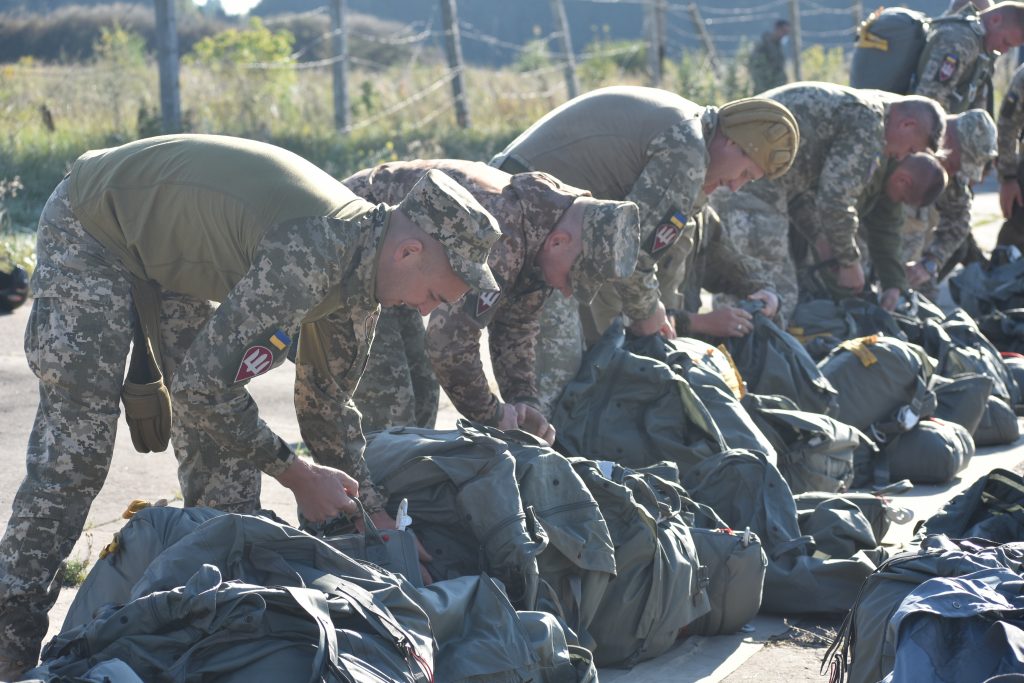 ЖИТОМИРСЬКІ ДЕСАНТНИКИ ТЕСТУЮТЬ ОБЛАДНАННЯ ПІД ІНОЗЕМНІ ПАРАШУТНІ СИСТЕМИ