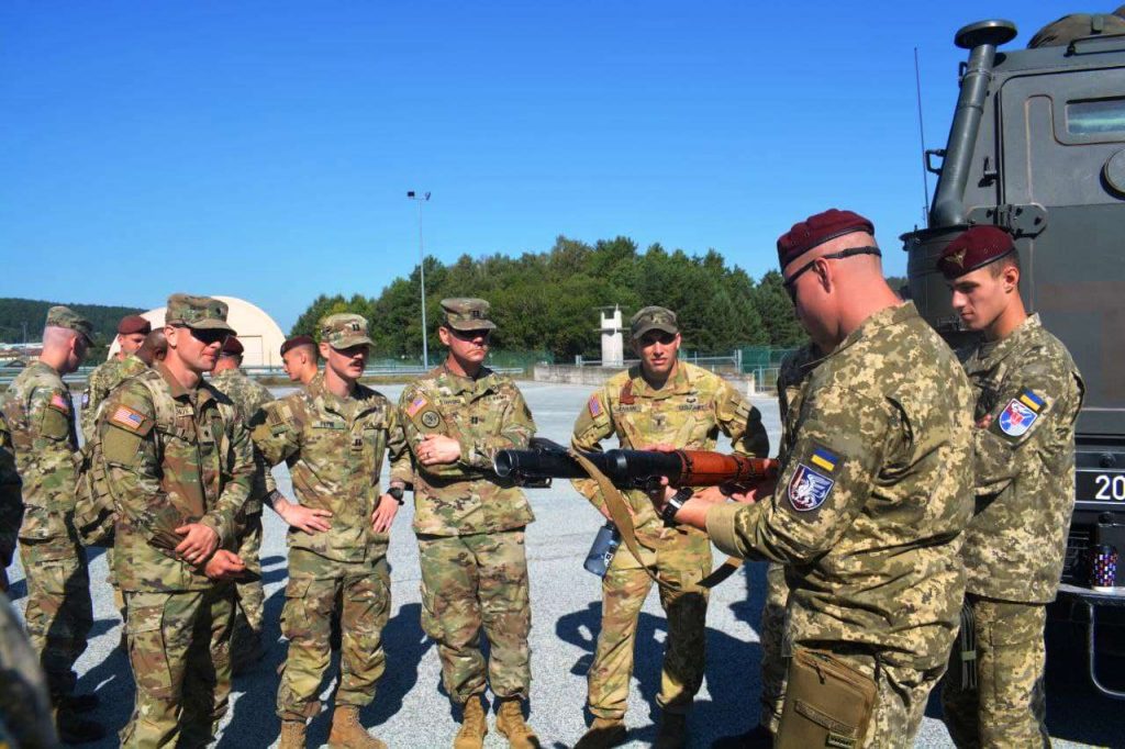Українські десантники організували для іноземних партнерів виставку зразків ОВТ, що стоїть на озброєнні в ДШВ ЗС України