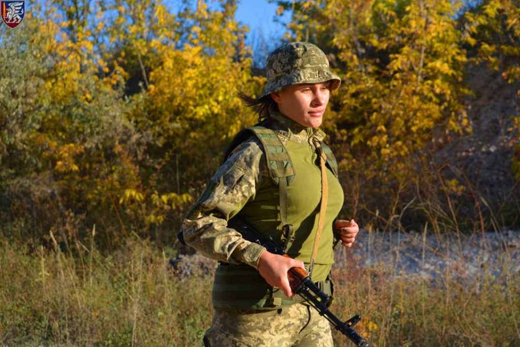 Десантники з Донеччини регулярно здійснюють марш-кидок зі зброєю по пересічній місцевості