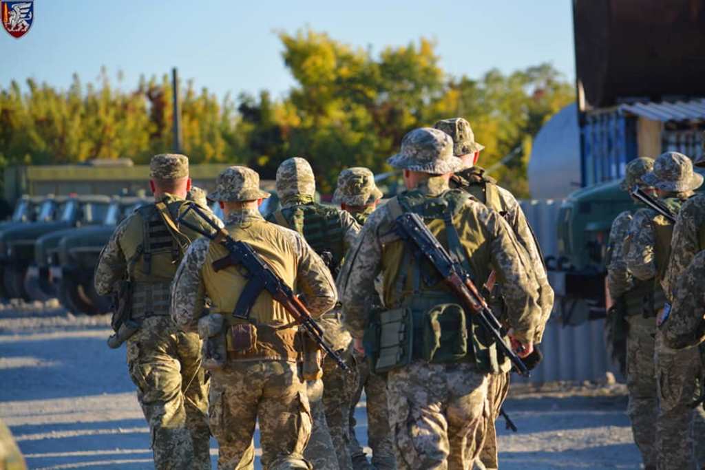Десантники з Донеччини регулярно здійснюють марш-кидок зі зброєю по пересічній місцевості