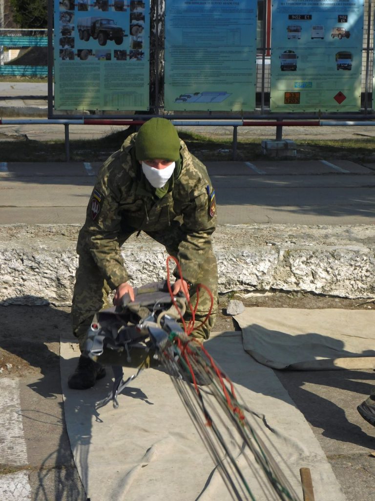 ЖИТОМИРСЬКІ ДЕСАНТНИКИ ГОТУЮТЬСЯ ДО ВИКОНАННЯ СТРИБКІВ З ПАРАШУТОМ