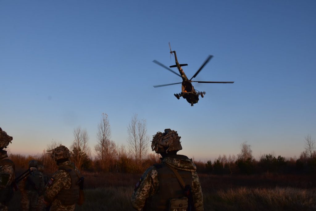 Житомирські десантники відпрацювали безпарашутне десантування за допомогою спеціального обладнання з вертольоту Мі-8 та тактичні дії після приземлення