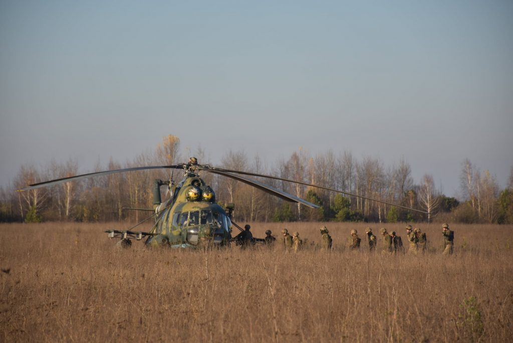 Житомирські десантники відпрацювали безпарашутне десантування за допомогою спеціального обладнання з вертольоту Мі-8 та тактичні дії після приземлення