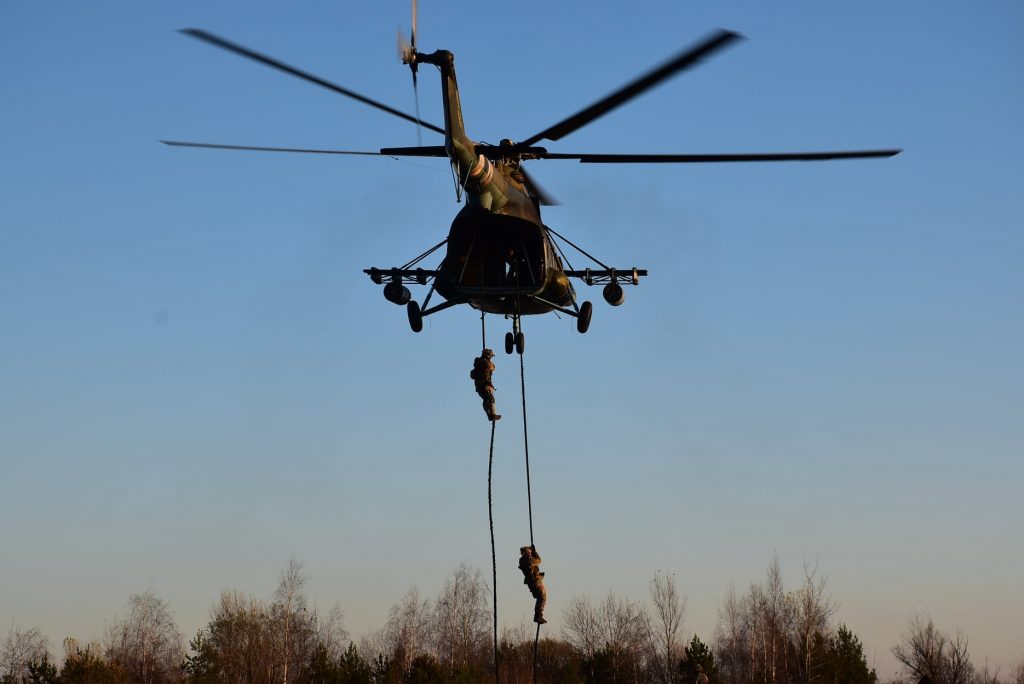 Житомирські десантники відпрацювали безпарашутне десантування за допомогою спеціального обладнання з вертольоту Мі-8 та тактичні дії після приземлення