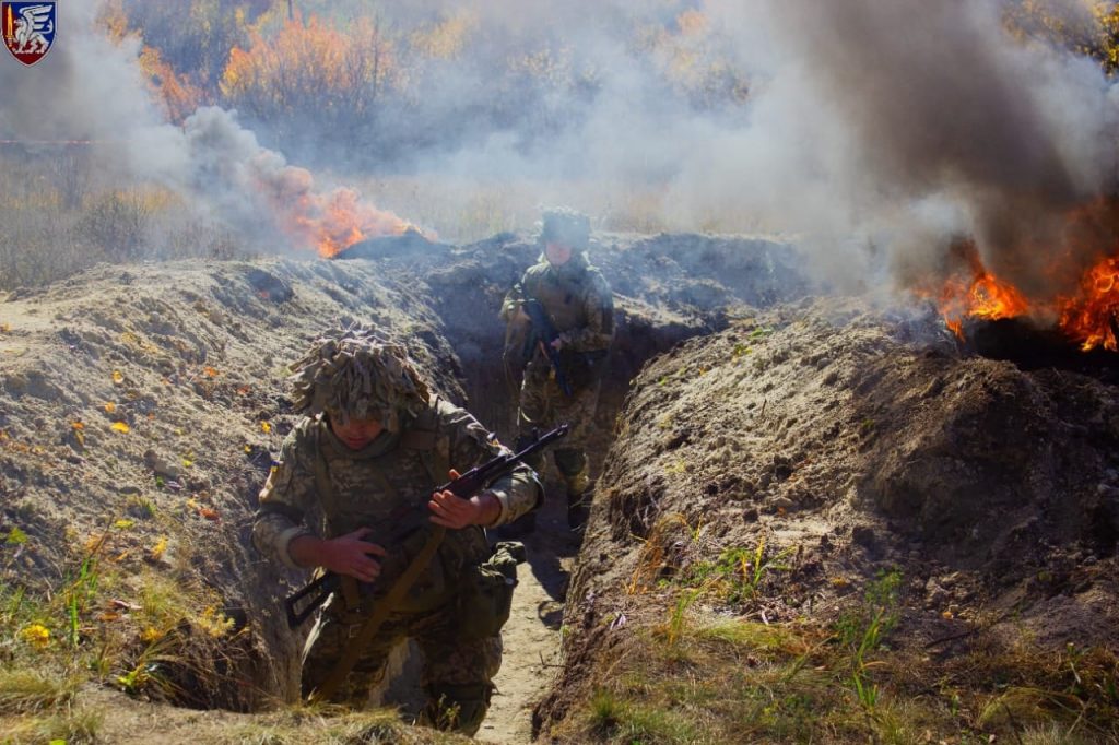 Зі зброєю та спорядженням, саме так справжні десантники долають психологічну смугу перешкод