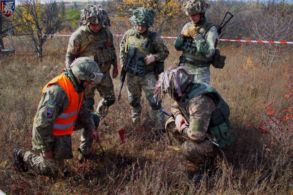 Зі зброєю та спорядженням, саме так справжні десантники долають психологічну смугу перешкод