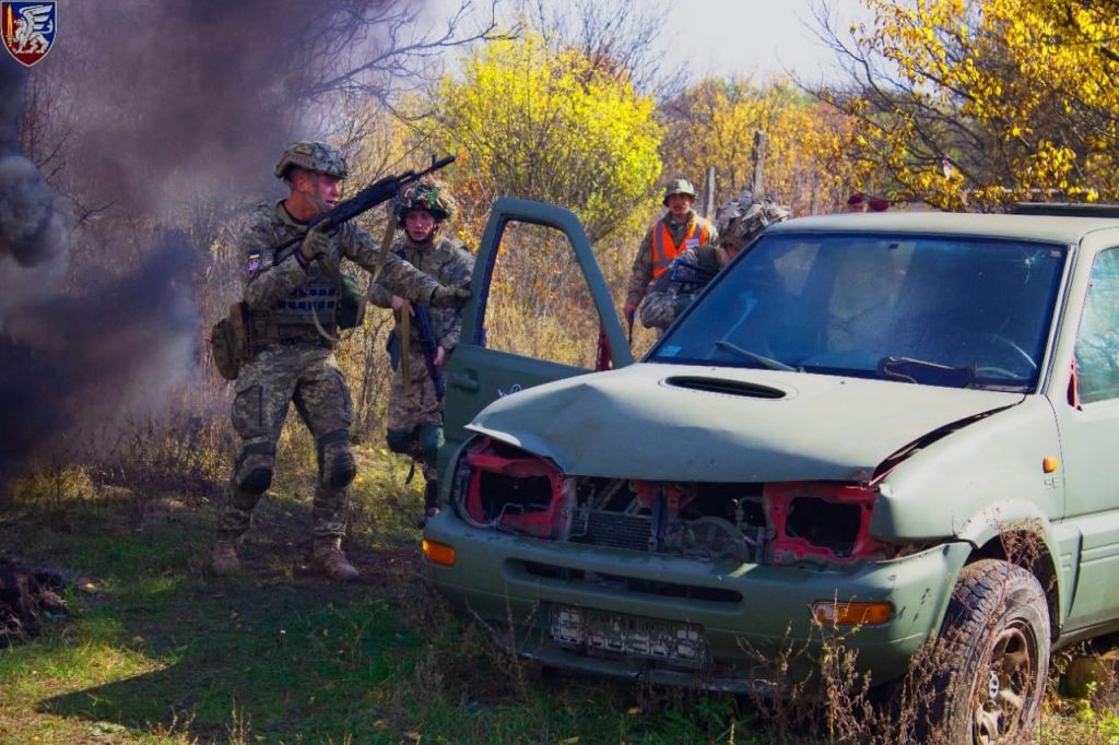 Зі зброєю та спорядженням, саме так справжні десантники долають психологічну смугу перешкод
