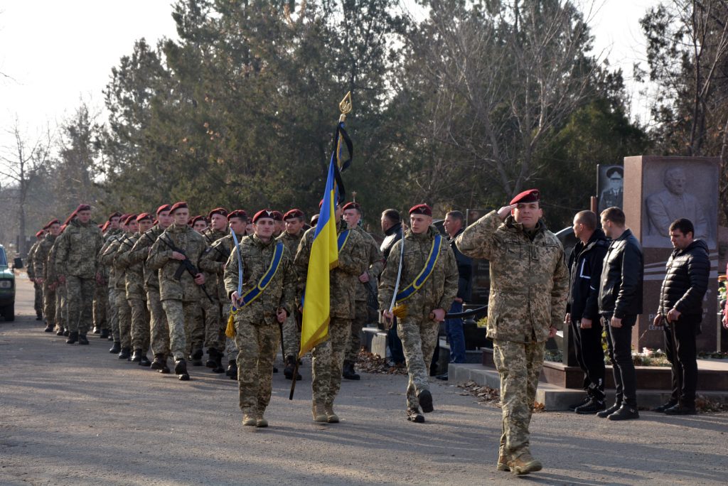 У Миколаєві десантники з військовими почестями провели в останню путь бойових побратимів