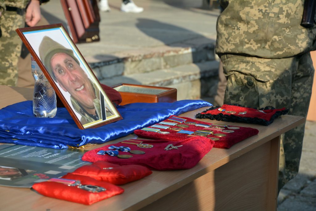 У Миколаєві десантники з військовими почестями провели в останню путь бойових побратимів