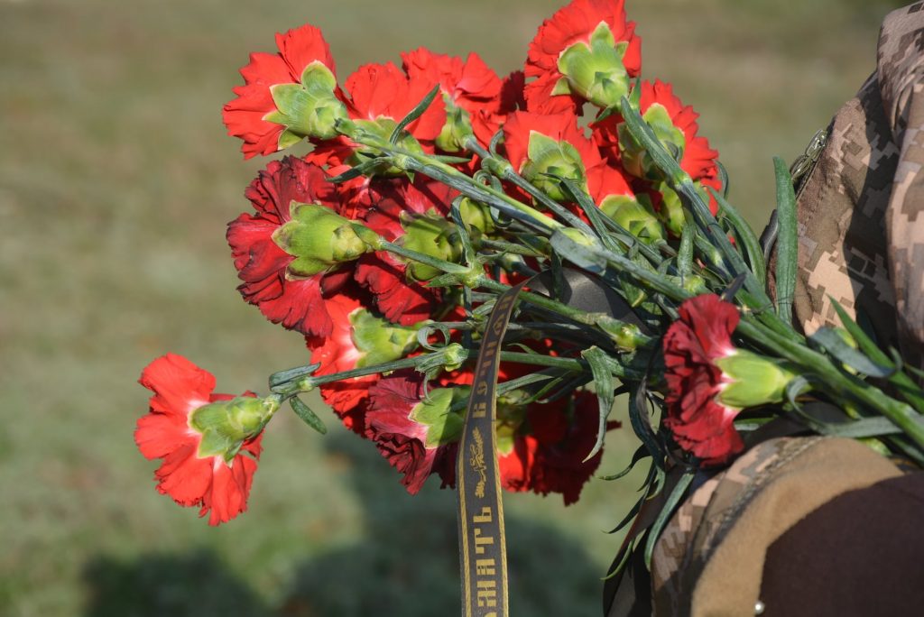 У Миколаєві десантники з військовими почестями провели в останню путь бойових побратимів