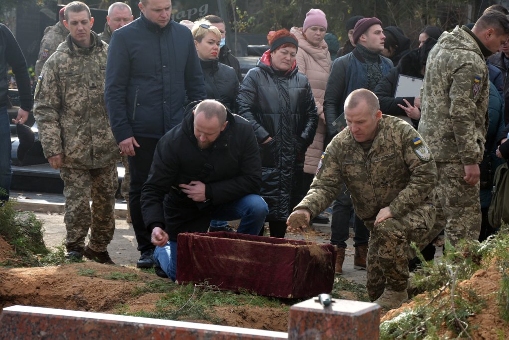 У Миколаєві десантники з військовими почестями провели в останню путь бойових побратимів