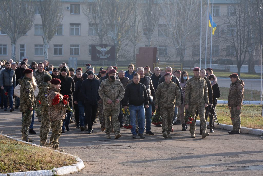 У Миколаєві десантники з військовими почестями провели в останню путь бойових побратимів