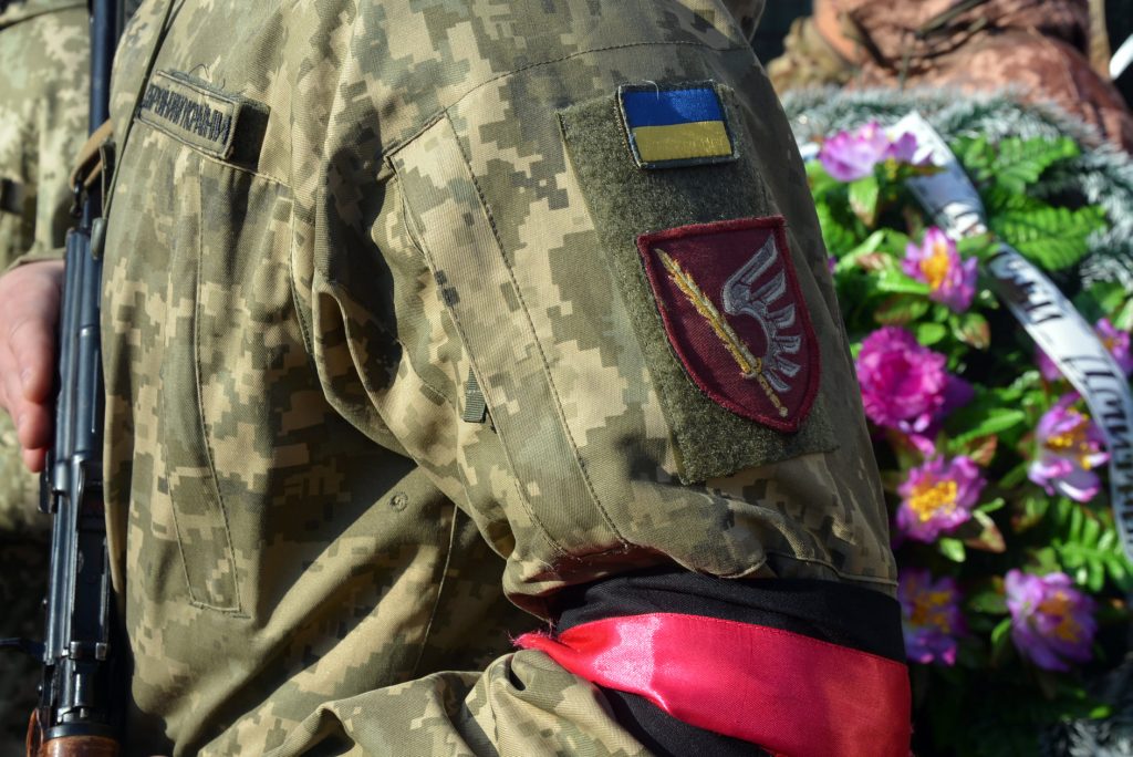 У Миколаєві десантники з військовими почестями провели в останню путь бойових побратимів