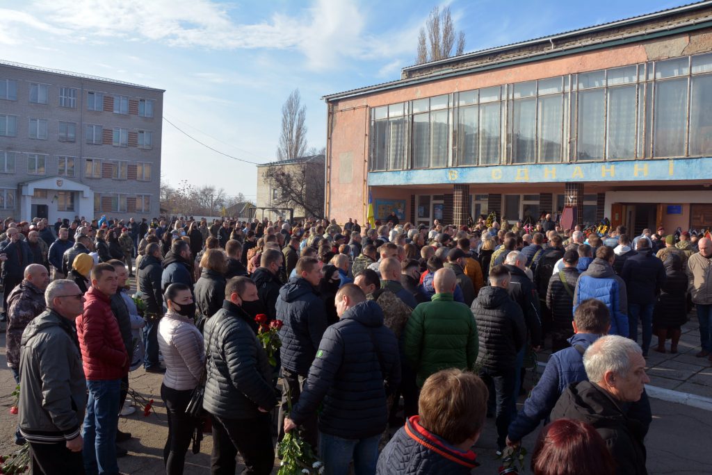 У Миколаєві десантники з військовими почестями провели в останню путь бойових побратимів