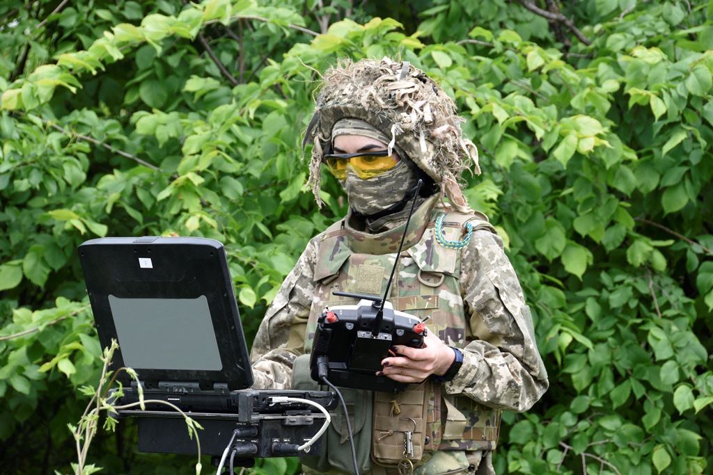 “На прийняття рішення мала секунди: по-переду моя “пташка” з розвідданими, а по-заду поранений побратим” (фото + відео)