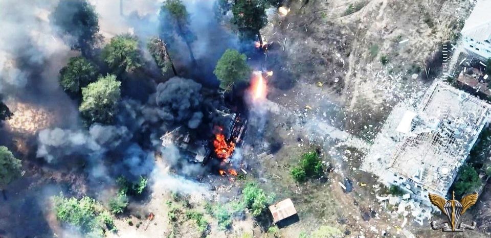 Артилеристи ДШВ та СВ ЗС України знищили дві бойові машини РСЗВ БМ-27 “Ураган” російських окупантів