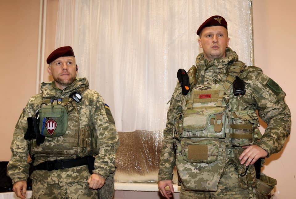 Командувач ДШВ ЗС України вручив відзнаки Миколаївським десантникам