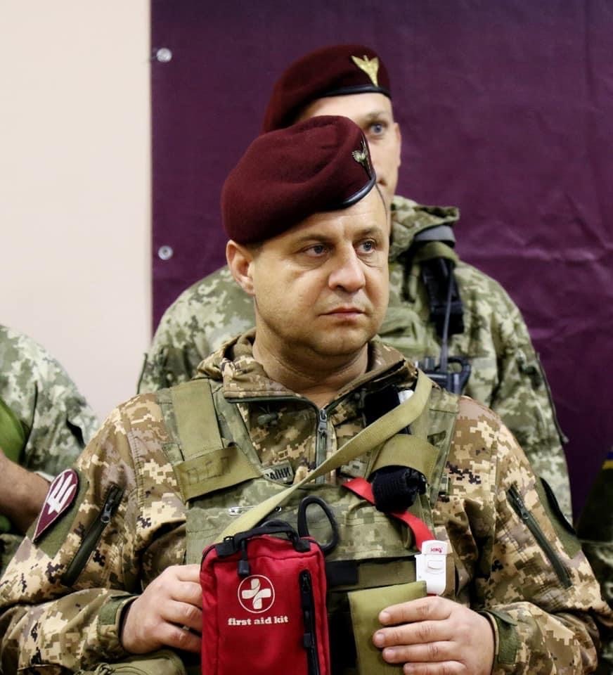 Командувач ДШВ ЗС України вручив відзнаки Миколаївським десантникам
