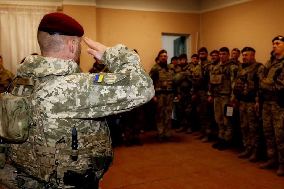 Командувач ДШВ ЗС України вручив відзнаки Миколаївським десантникам