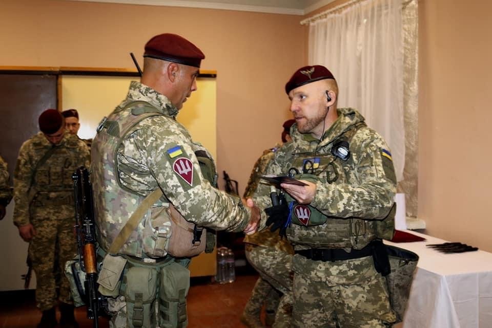 Командувач ДШВ ЗС України вручив відзнаки Миколаївським десантникам