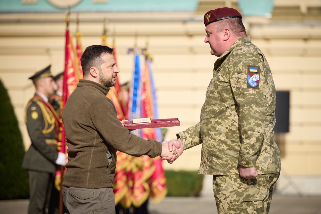 У День захисників і захисниць України Президент вручив ордени «Золота Зірка», відзнаки «Хрест бойових заслуг» і присвоїв почесні найменування військовим частинам