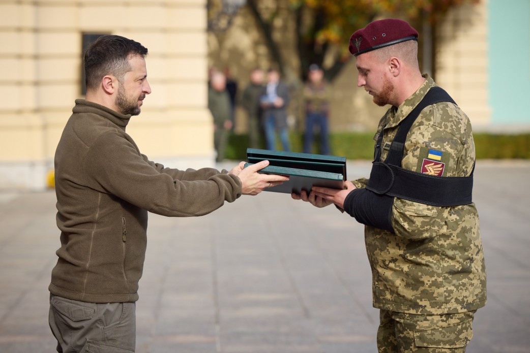 У День захисників і захисниць України Президент вручив ордени «Золота Зірка», відзнаки «Хрест бойових заслуг» і присвоїв почесні найменування військовим частинам
