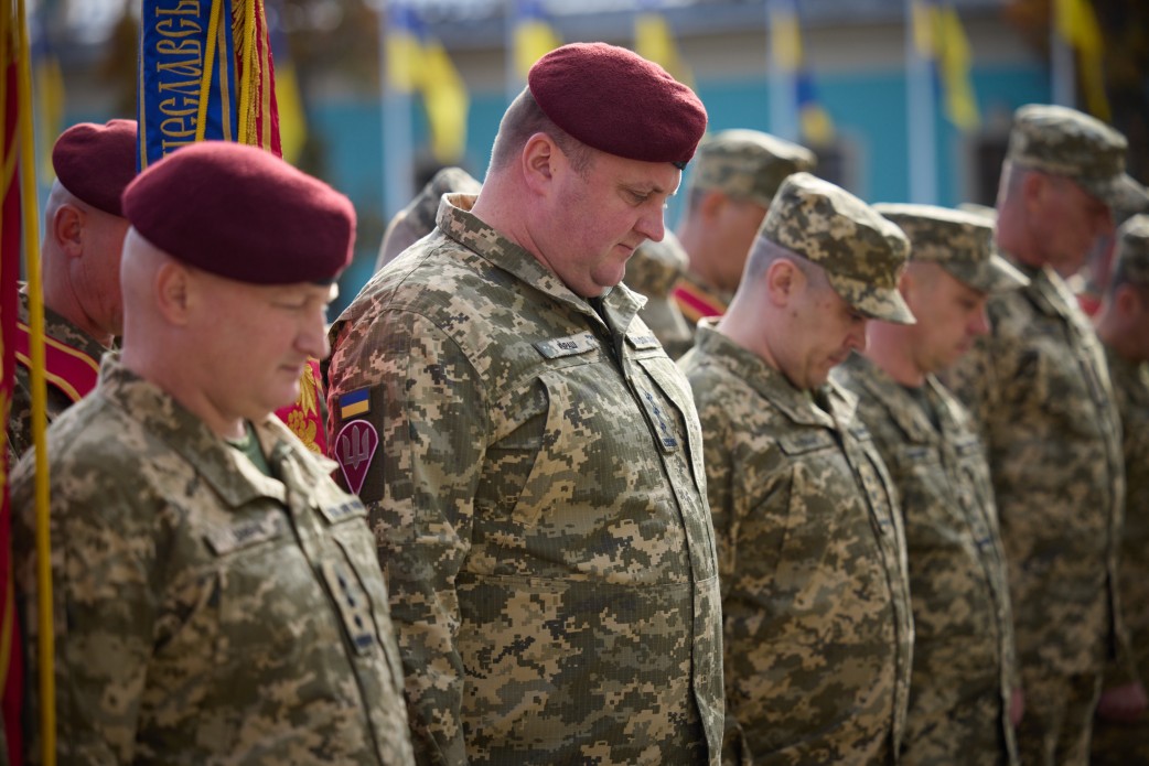 У День захисників і захисниць України Президент вручив ордени «Золота Зірка», відзнаки «Хрест бойових заслуг» і присвоїв почесні найменування військовим частинам