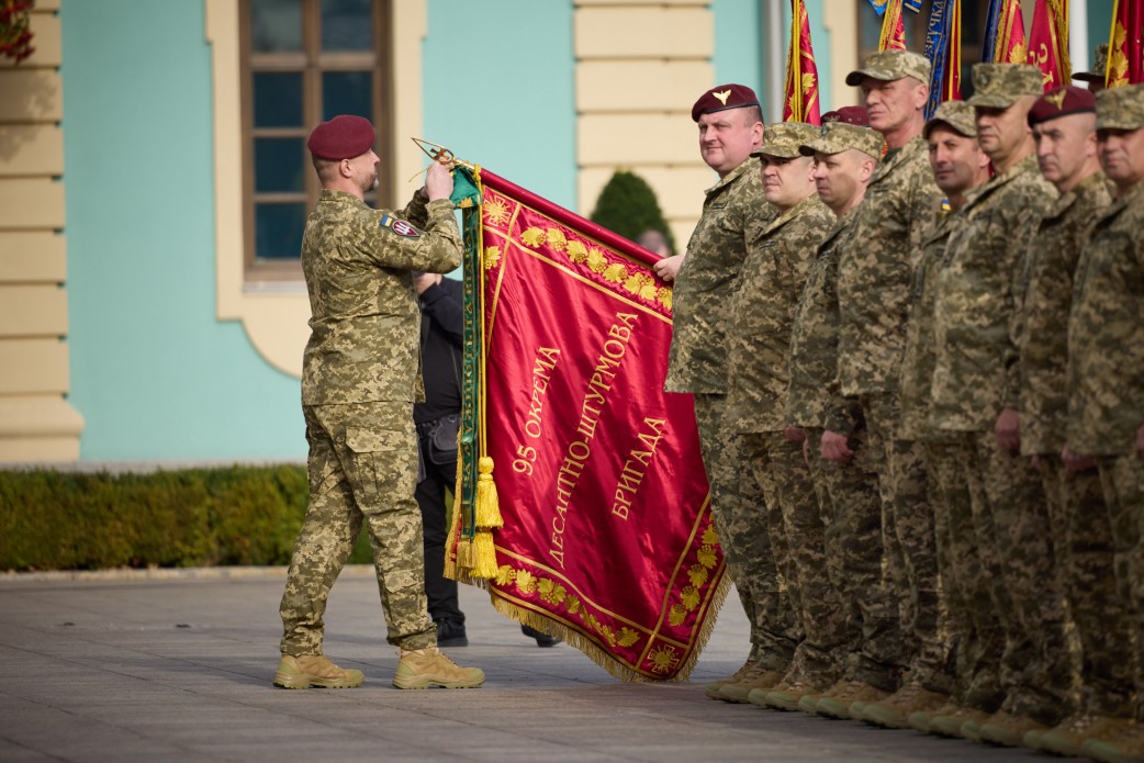 У День захисників і захисниць України Президент вручив ордени «Золота Зірка», відзнаки «Хрест бойових заслуг» і присвоїв почесні найменування військовим частинам