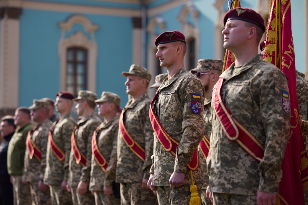 У День захисників і захисниць України Президент вручив ордени «Золота Зірка», відзнаки «Хрест бойових заслуг» і присвоїв почесні найменування військовим частинам