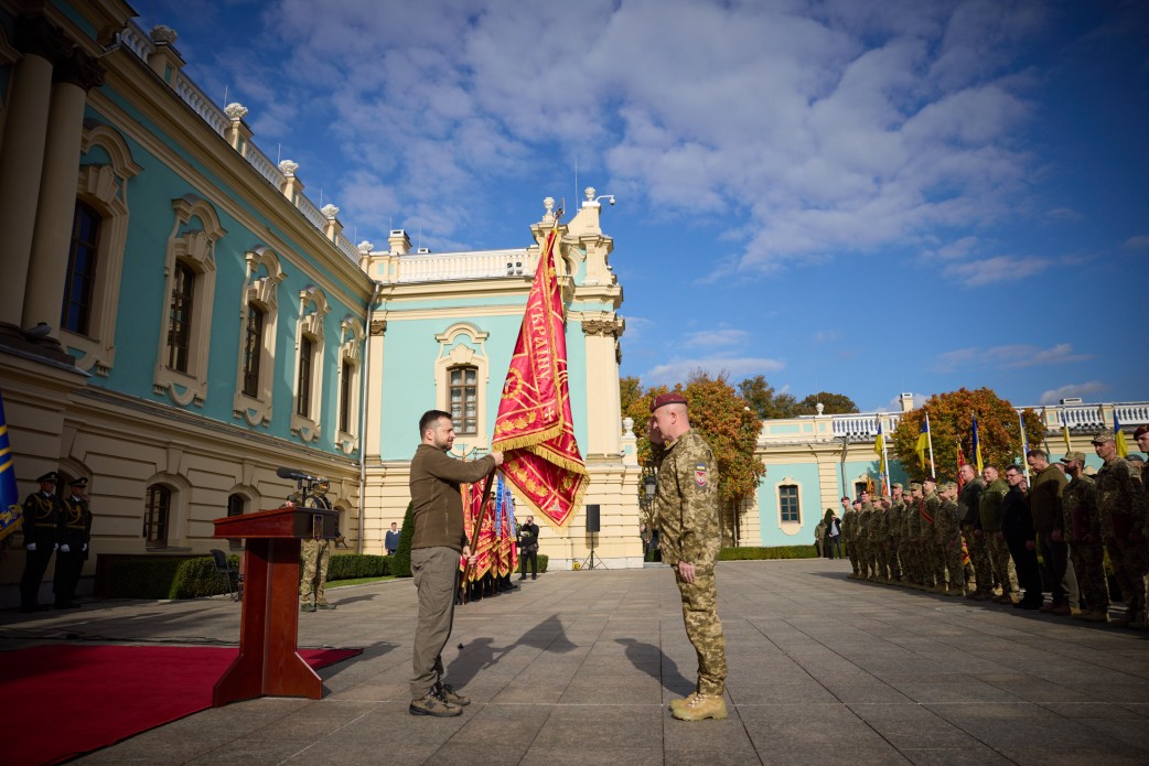 У День захисників і захисниць України Президент вручив ордени «Золота Зірка», відзнаки «Хрест бойових заслуг» і присвоїв почесні найменування військовим частинам