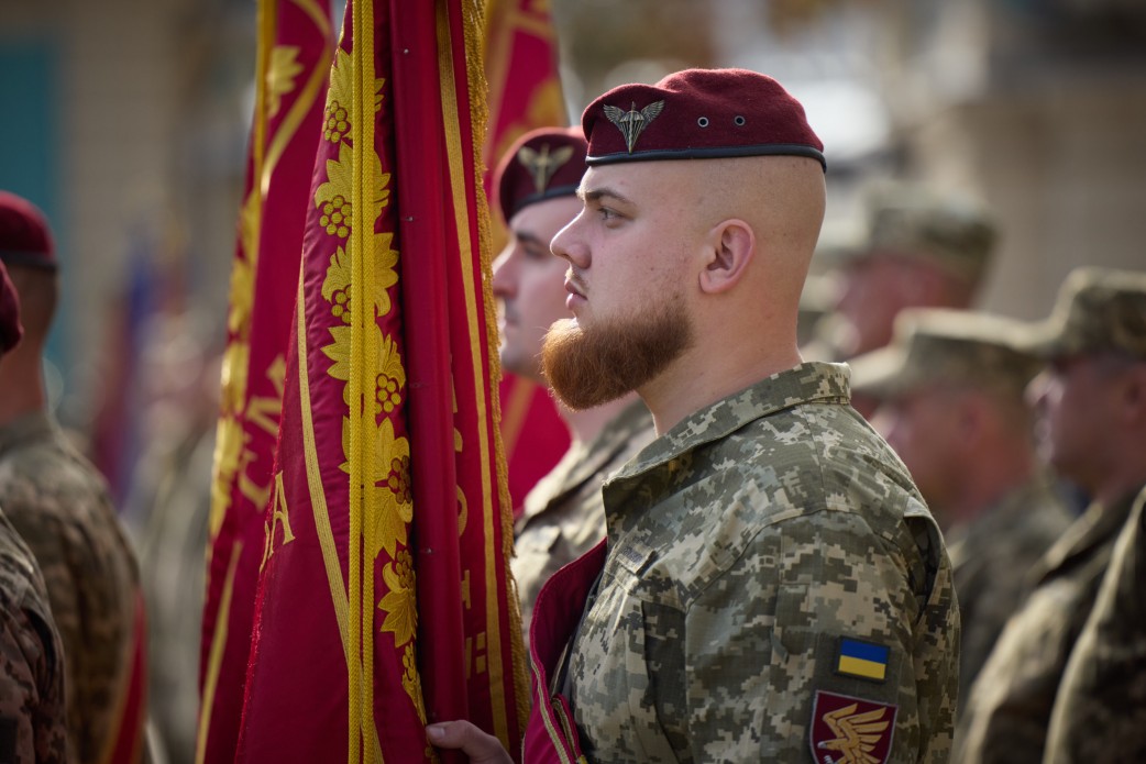 У День захисників і захисниць України Президент вручив ордени «Золота Зірка», відзнаки «Хрест бойових заслуг» і присвоїв почесні найменування військовим частинам